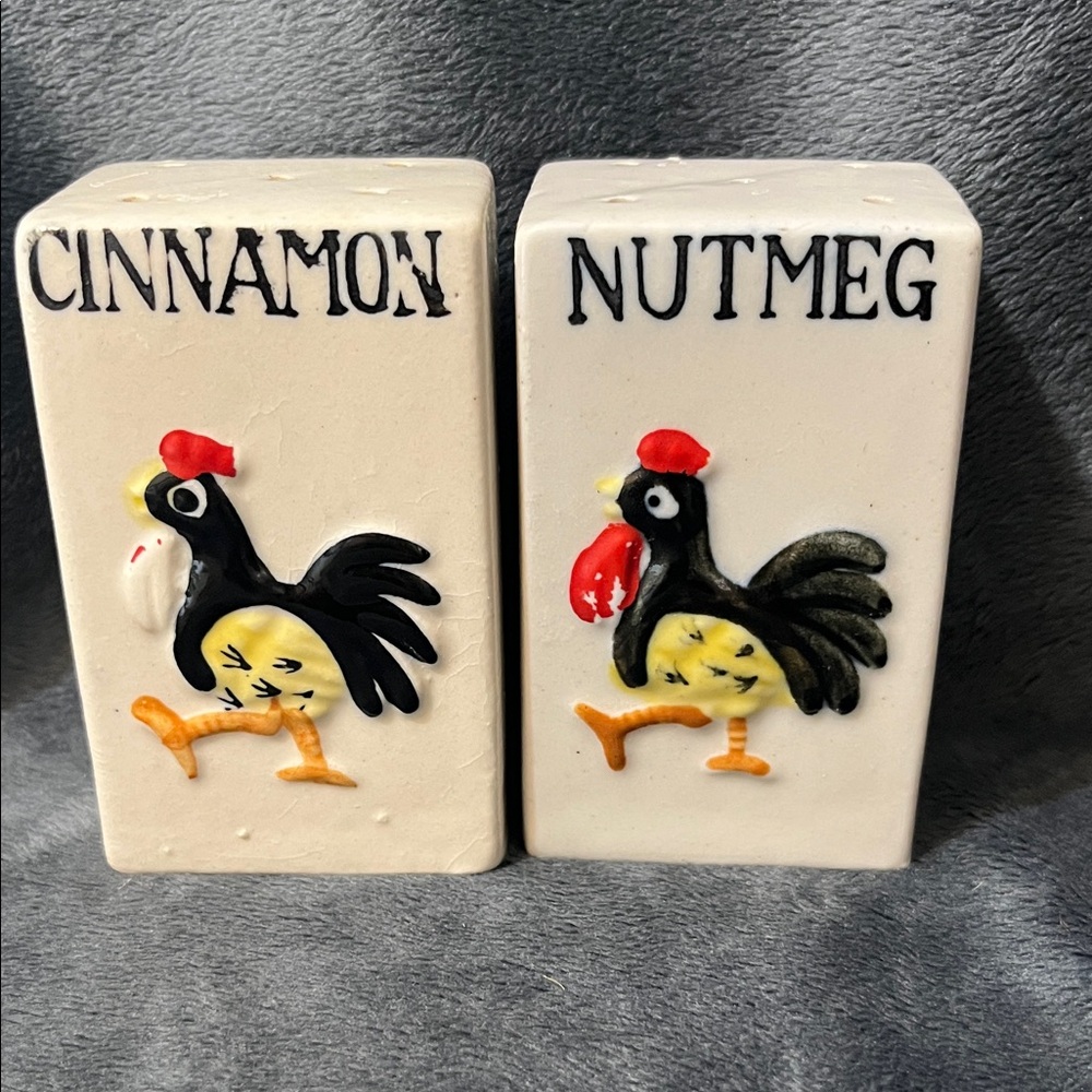 VINTAGE Rooster Spice Shakers - Cinnamon and Nutmeg